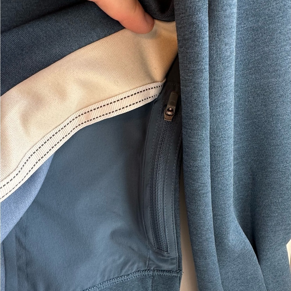 New Balance Woman’s speed run Sweater in stone blue heather. - Picture 5 of 8